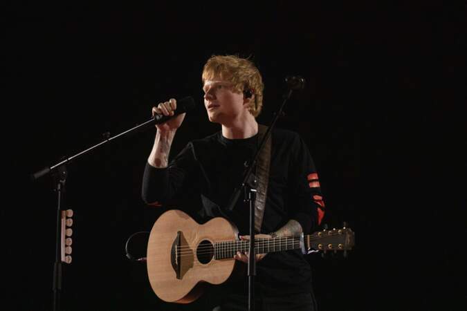 Ed Sheeran, sa fidèle guitare à la main, à Paris.