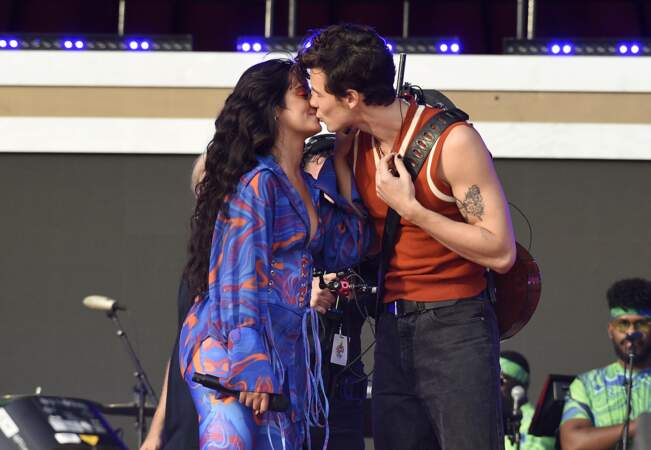 Tendre baiser entre Camila Cabello et Shawn Mendes, sur scène à New York.
