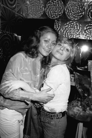 Avec sa soeur Violaine, en 1974.