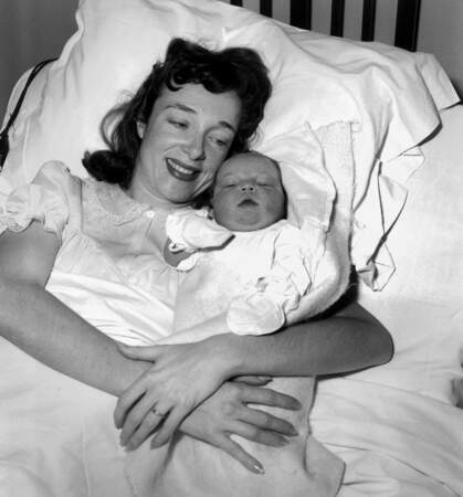 La petite Tonie Marshall naît de leur union en décembre 1951. Le couple divorcera en 1954.
