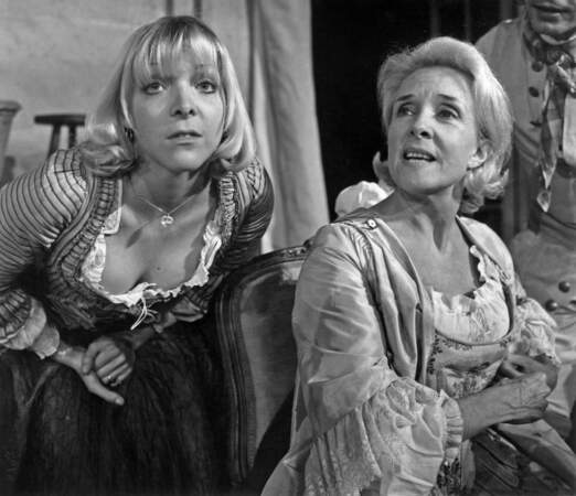 Sur scène avec sa fille Tonie, Micheline Presle joue dans la pièce "Turcaret" de Lesage (1973).