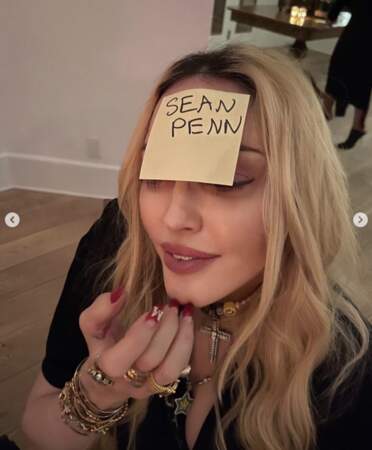 Les proches de Madonna, petits rigolos, lui ont fait deviner le nom de son ex, Sean Penn, au jeu du post-it.