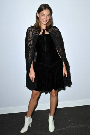 Tandis que l'actrice et mannequin Kristine Froseth opte pour la petite robe noire indémodable !