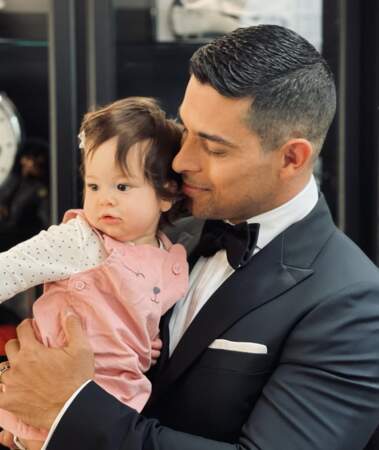 En 2021, Wilmer Valderrama et son épouse ont eu une petite fille. Voici le papa très chic et sa fille, juste avant les Emmy Awards. 