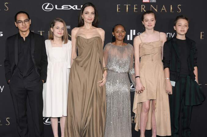 Angelina Jolie entourée de cinq de ses six enfants : Maddox Jolie-Pitt, Vivienne Jolie-Pitt,  Zahara Jolie-Pitt, Shiloh Jolie-Pitt and Knox Jolie-Pitt