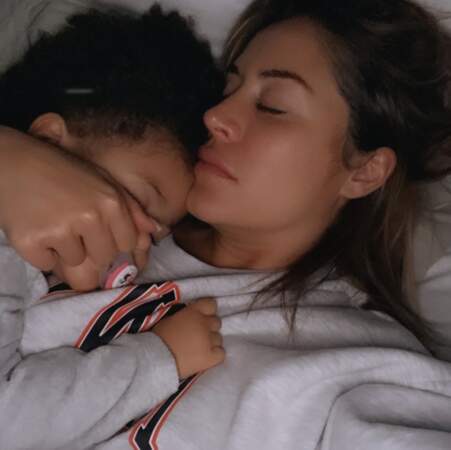 Et c'était l'heure de la sieste pour Anaïs Camizuli et sa petite Kessi.