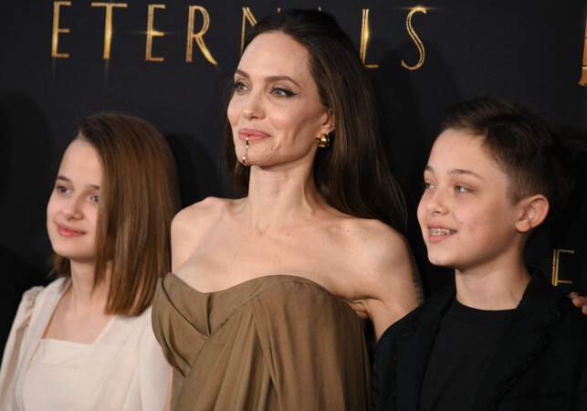 Angelina Jolie entourée de sa fille Vivienne Jolie-Pitt et de son garçon Knox Jolie-Pitt
