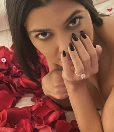 Point mode et beauté : Kourtney Kardashian nous a montré son énorme bague de fiançailles.