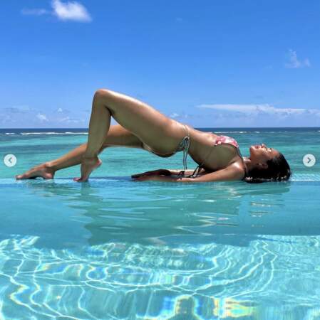 Nicole Scherzinger, elle, a mixé baignade, gainage et bronzette.