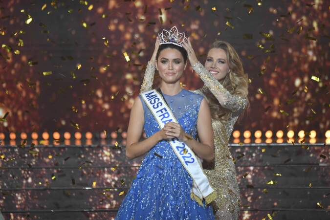 Sa couronne lui est remise par Amandine Petit, la précédente Miss France