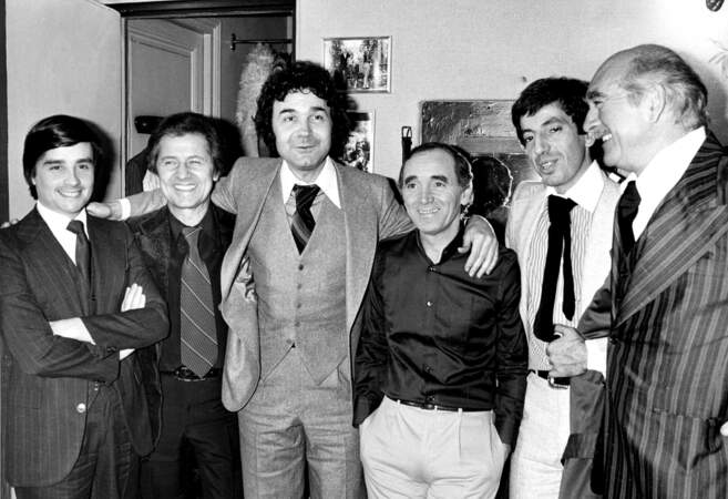 Pierre Perret entouré de Charles Aznavour, Fred Mella, Michel Creton, Eddie Barclay et Thierry Le Luron (1978).