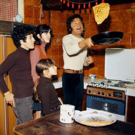 ... et de préparer des crêpes aves ses enfants Anne, Alain et Julie pour la Chandeleur (1972).