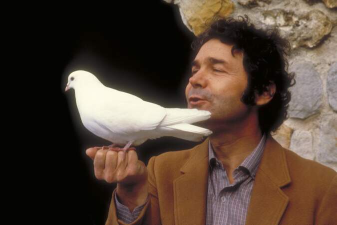 La Cage aux oiseaux, en 1971, est l'un des plus grands succès de Pierre Perret. Ici chez lui en 1980.