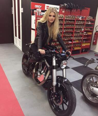 Point mode et beauté : Julie Obispo ne voyait plus personne en Harley-Davidson.