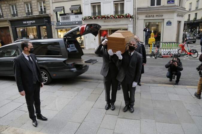 Arrivée du cercueil de Jean-Jacques Beineix 