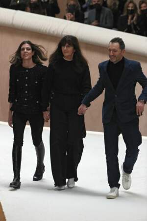 À la fin du défilé Chanel, Charlotte Casiraghi a salué le public aux côtés de la créatrice Virginie Viard et de l'artiste Xavier Veilhan