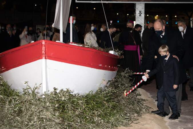 Comme le veut la coutume lors de la fête monégasque de la Sainte Dévote, le prince Albert enflamme un bateau, aidé cette fois de son fils
