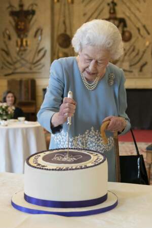 La reine a coupé ce gâteau préparé pour l'occasion par un résident local, portant l'emblème du jubilé de platine. 