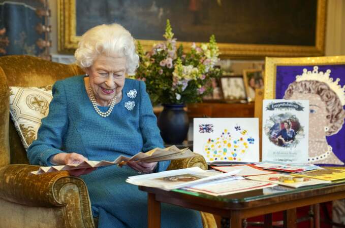 La reine Elizabeth contemple des souvenirs de son règne à l'approche de son Jubilé de platine ce vendredi 4 février 