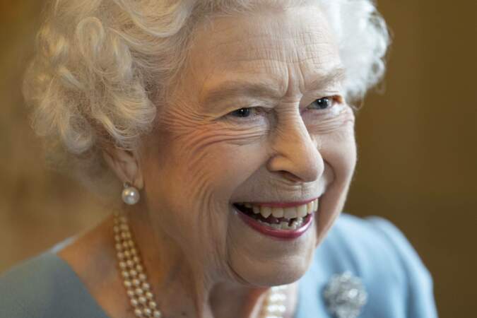 La reine est apparue souriante à cette réception, munie d'une canne