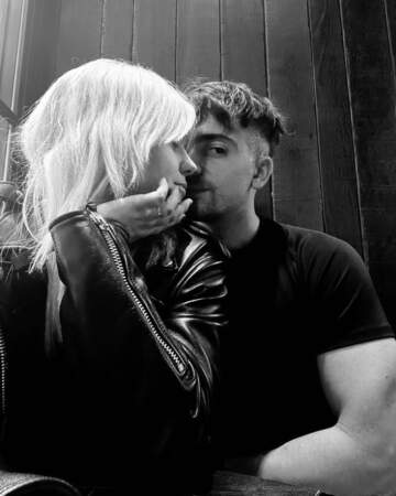 Encore un peu de love : selfie sensuel en noir et blanc pour Louane et Florian Rossi.