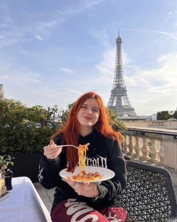 C'est pas tout ça mais c'est l'heure des spaghettis devant la Tour Eiffel.