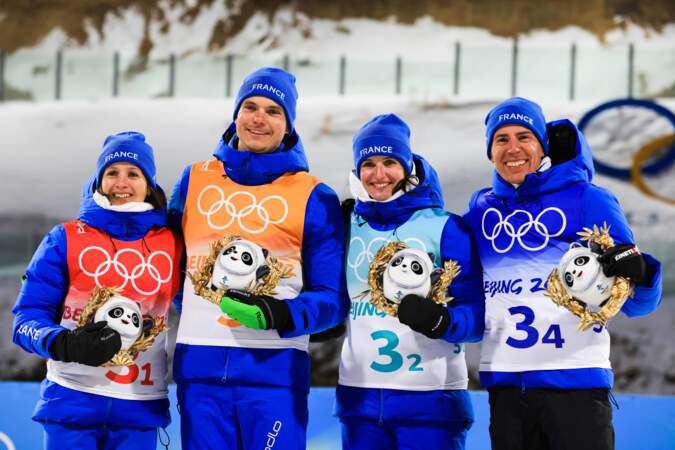 Le Biathlon français en relais mixte remporte la première médaille de ces JO. Elle sera d'argent pour Anaïs Chevaleret Bouchet, Emilien Jacquelin, Julia Simon et Quentin Fillon Maillet .