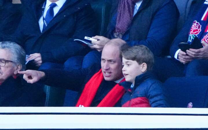Le prince George à l'écoute de son papa, le prince William lors du match Angleterre/Pays de Galles le 26 février 2022