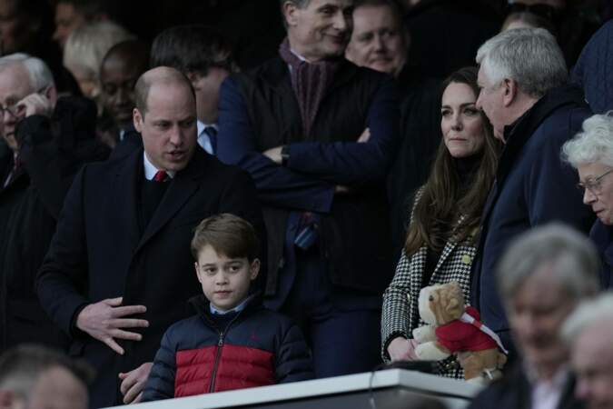 Le prince George concentré en plein match entre ses parents, le prince William et Kate Middleton