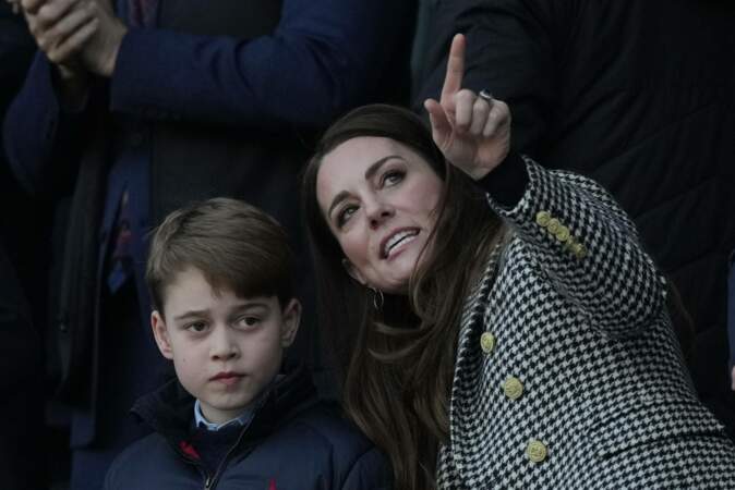 Le prince George à l'écoute de sa mère, Kate Middleton, lors du match Angleterre/Pays de Galles