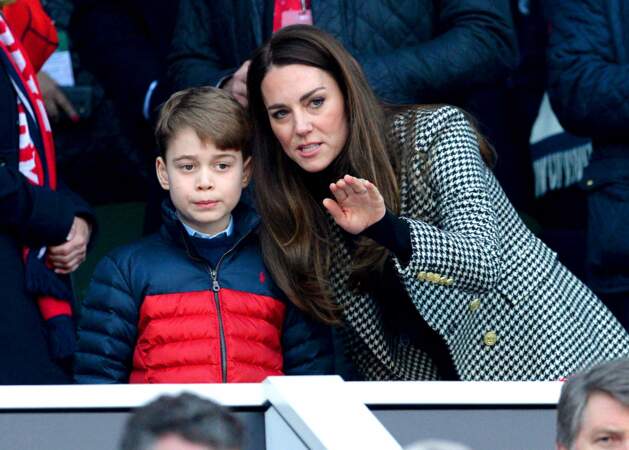 Le prince George en doudoune rouge et bleu avec sa mère Kate Middleton, à Twickenham