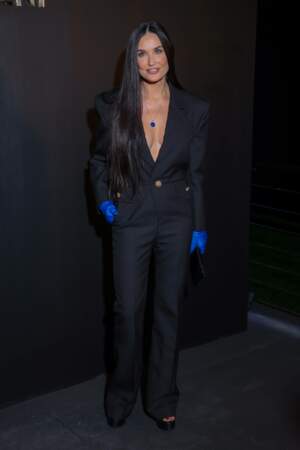 Demi Moore a accessoirisé son tailleur noir avec des gants bleus électriques