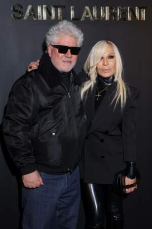 Pedro Almodovar et Donatella Versace très proches lors du défilé Saint Laurent