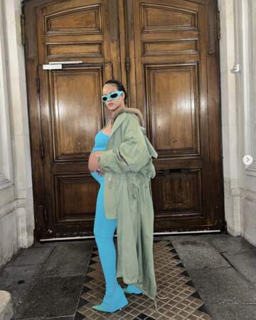 Rihanna et son baby-bump aiment visiblement le bleu turquoise.