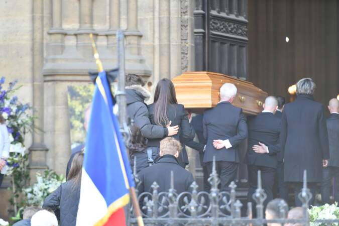 La famille réunie derrière le cercueil.
