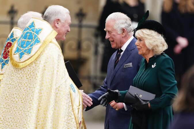 Le prince de Galles et la duchesse de Cornouailles saluent l'évêque de Canterbury