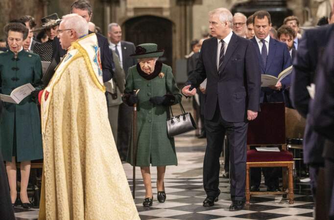 La reine Elisabeth arrive au bras du prince Andrew