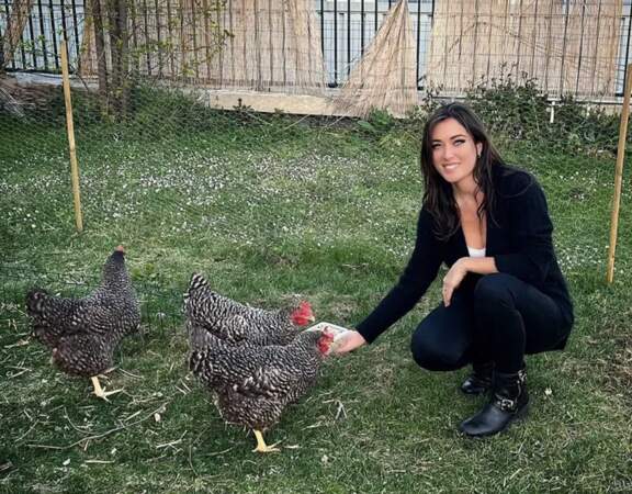 Elsa Esnoult a rencontré des petites poulettes chez son producteur Jean-Luc Azoulay.