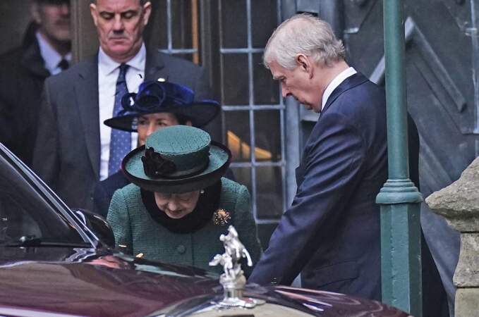 La reine repart discrètement après l'office, toujours soutenue par Andrew