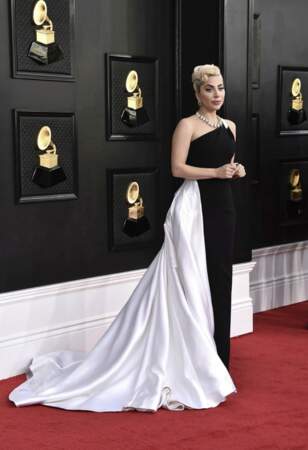 Lady Gaga, en noir et blanc, très âge d'or d'Hollywood.