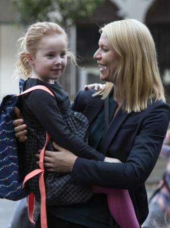 Claire Danes et McKenna Keane dans les rôles de Carrie Mathison et de sa fille Franny dans la saison 6 d'Homeland.