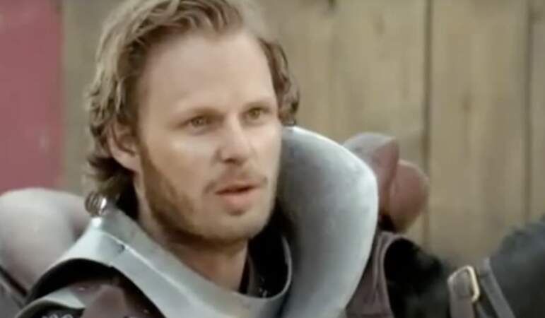 Il incarne Sir Leon dans la série anglaise Merlin, à voir sur Paramount+