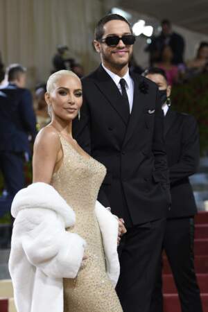 Et le clou du spectacle : Kim Kardashian et Pete Davidson, madame portant une robe très spéciale pour l'occasion...