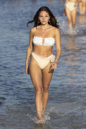 Thylane Blondeau présentait elle aussi les nouveaux modèles de bikini de cet été.