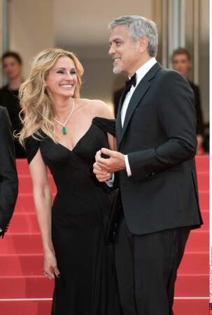 Julia Roberts, aux bras de George Clooney, porte une belle robe classique mais…