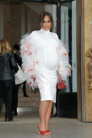 Enceinte et magnifique en robe blanche avec manches à plumes juste avant le défilé Giambattista Valli en mars 2022.