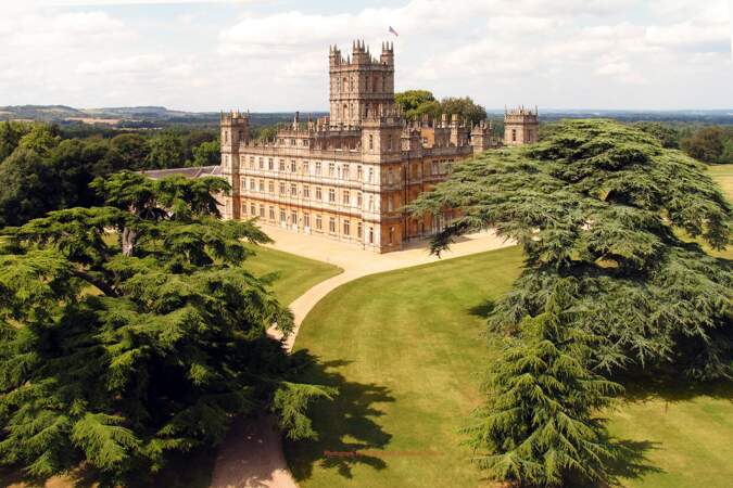 Le château de Highclere, situé dans le nord du Hampshire, sert de demeure à la famille Crawley dans Downton Abbey. Il est possible de le visiter et même de louer une chambre pour une nuit. 