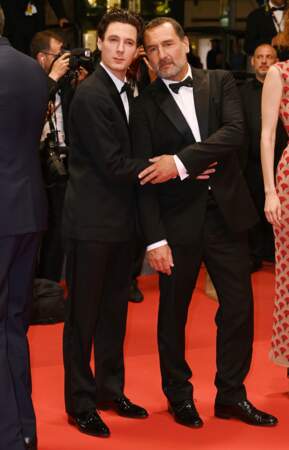 Gilles Lellouche a été rejoint par Vincent Lacoste, alias Methanol dans "Fumer fait tousser", pour la montée des marches au 75e Festival de Cannes, samedi 21 mai.