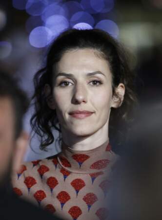Doria Tillier, qui incarne le rôle d'Agathe dans "Fumer fait tousser", lors de la montée des marches au 75e Festival de Cannes, samedi 21 mai.