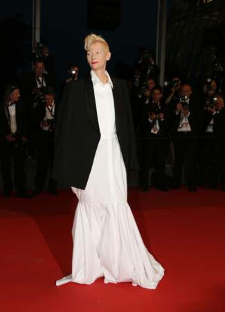 L'actrice Tilda Swinton a encore une fois impressionné la Croisette lors de sa venue au 75e Festival de Cannes, samedi 21 mai.